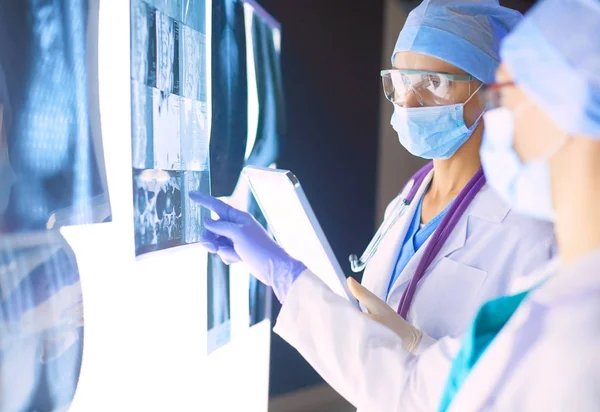 Zwei Ärztinnen betrachten Röntgenbilder in einem Krankenhaus — Stockfoto