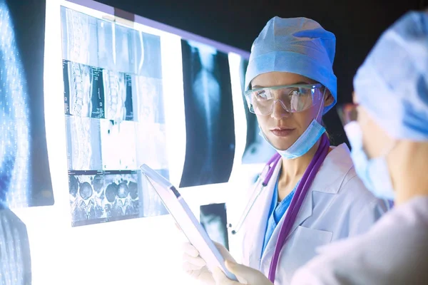Дві жінки-медики, які дивляться на рентгенівські промені в лікарні — стокове фото