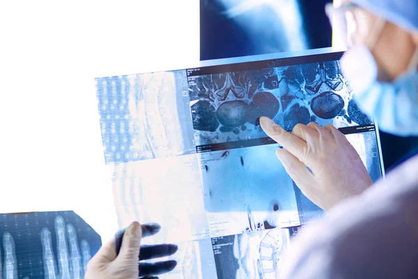 Imagen de la atractiva doctora mirando los resultados de los rayos X — Foto de Stock