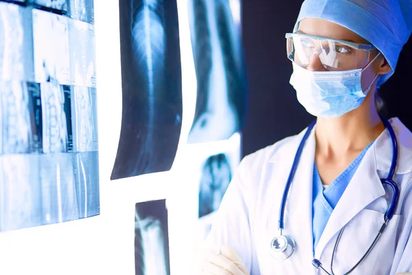 Image de femme séduisante médecin regardant les résultats des rayons X — Photo