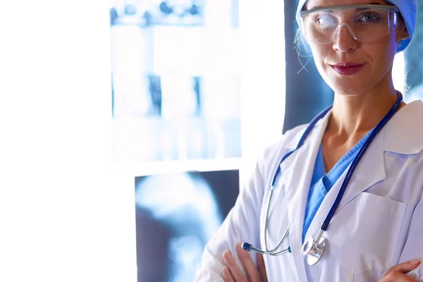 Bild av attraktiv kvinna läkare tittar på röntgen resultat — Stockfoto