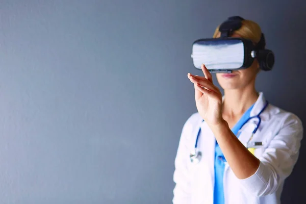 Médecin féminin portant des lunettes de réalité virtuelle isolées sur fond blanc — Photo