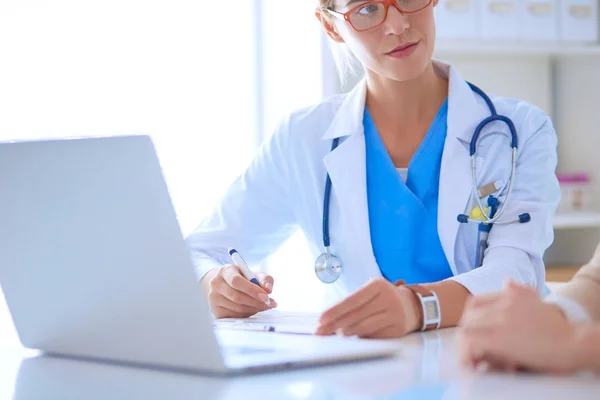 Doctor and patient couple are discussing something,sitting on the desk — Stock Photo, Image