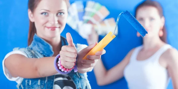 Två vackra unga kvinnan gör väggmålning — Stockfoto