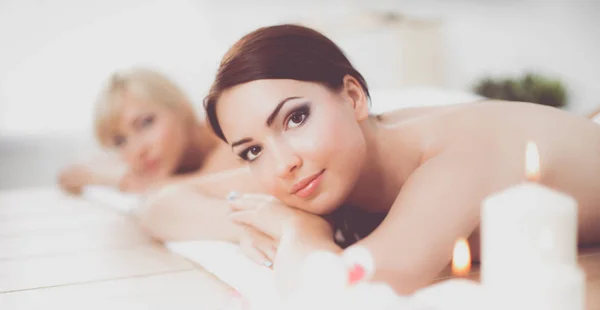 Дві молоді красиві жінки розслабляються і насолоджуються в спа-центрі — стокове фото