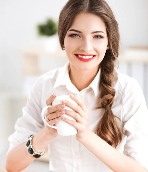 Portrait of a businesswoman sitting at  desk with  laptop — Stock Photo, Image