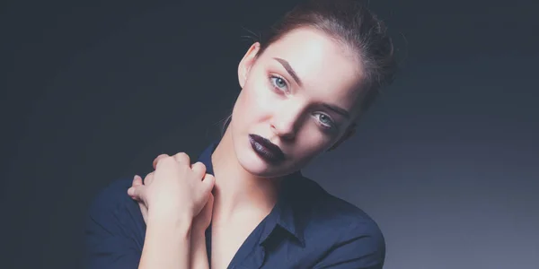 Retrato de una hermosa mujer con collar — Foto de Stock