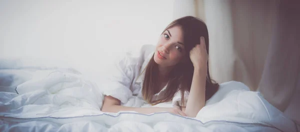 Ágyon a hálószobában a gyönyörű nő portréja — Stock Fotó