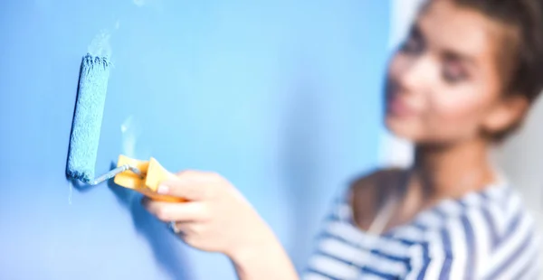 Feliz hermosa joven mujer haciendo pintura de pared —  Fotos de Stock