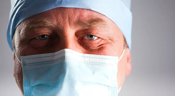 Surgeon at work in operating room. — Stock Photo, Image