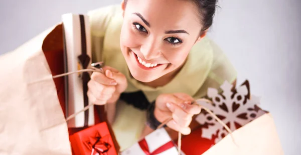 Noel hediyeleri ile gülümseyen kadın — Stok fotoğraf