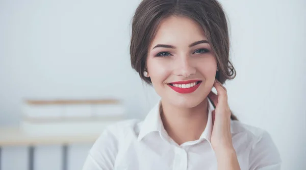 Attraktive Geschäftsfrau sitzt im Büro — Stockfoto