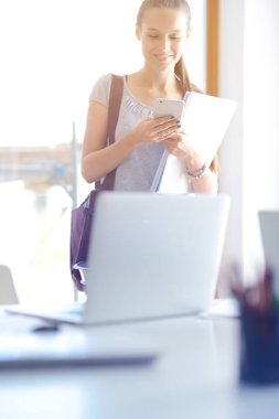 Kadın Üniversitesi'nde cep telefonu kullanımı. Öğrenci kadın
