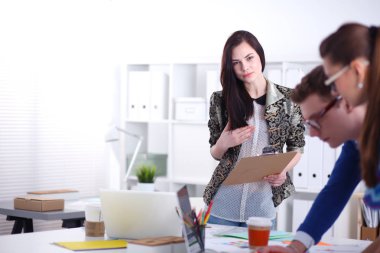 Yeni bir proje üzerinde çalışan genç iş adamları.