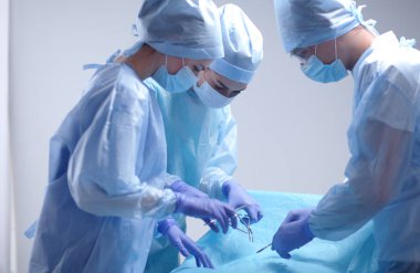 Ekip cerrahı ameliyathanede..