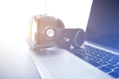 Bilgisayarlı sanal gerçeklik gözlükleri. İş. 3D teknoloji