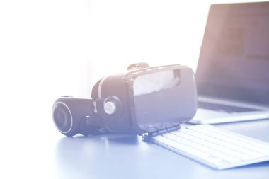 Bilgisayarlı sanal gerçeklik gözlükleri. İş. 3D teknoloji