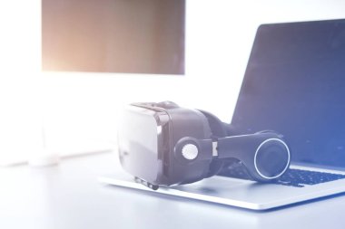 Bilgisayarlı sanal gerçeklik gözlükleri. İş. 3D teknoloji