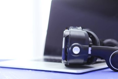 Bilgisayarlı sanal gerçeklik gözlükleri. İş. 3D teknoloji