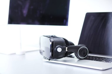 Bilgisayarlı sanal gerçeklik gözlükleri. İş. 3D teknoloji