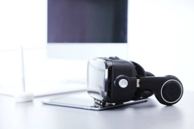 Bilgisayarlı sanal gerçeklik gözlükleri. İş. 3D teknoloji