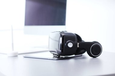 Bilgisayarlı sanal gerçeklik gözlükleri. İş. 3D teknoloji