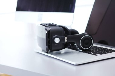 Bilgisayarlı sanal gerçeklik gözlükleri. İş. 3D teknoloji