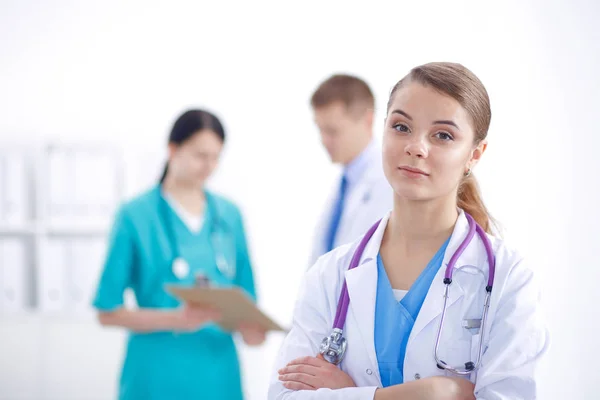 Ελκυστική γυναίκα γιατρός μπροστά από την ιατρική ομάδα. — Φωτογραφία Αρχείου