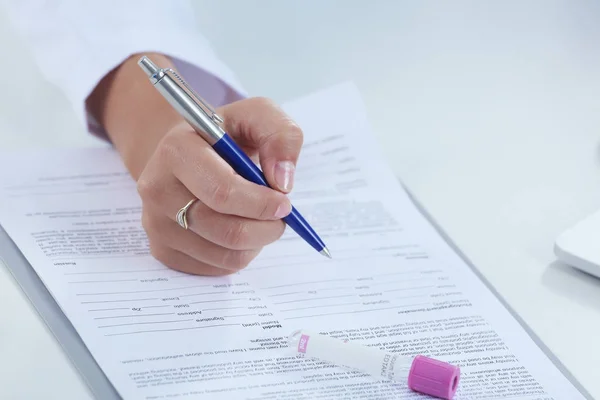 Vrouwelijke onderzoeker is omringd door medische flacons en flacons, geïsoleerd op witte achtergrond — Stockfoto