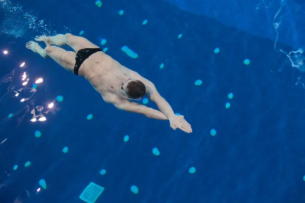 Nadador masculino en la piscina. Foto submarina. Nadador masculino . — Foto de Stock