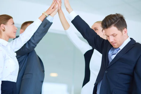 Mensen uit het bedrijfsleven met hun handen samen in een cirkel. Mensen uit het bedrijfsleven. — Stockfoto