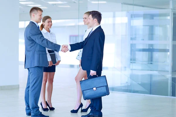 Geschäftsleute mit den Händen im Kreis. Geschäftsleute. — Stockfoto