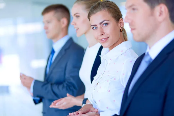 Lachende mensen uit het bedrijfsleven een goede presentatie in het kantoor te applaudisseren. Glimlachende zakenmensen — Stockfoto