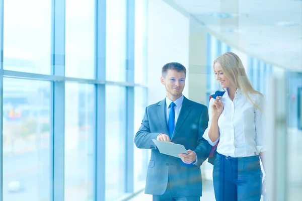 Sonriente equipo de negocios exitoso de pie en la oficina. negocios — Foto de Stock