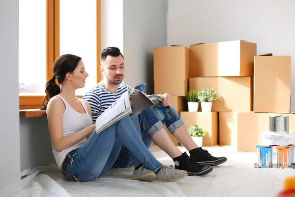 Portrait happy smiling young couple painting interior wall of new house. Young couple — Stock Photo, Image