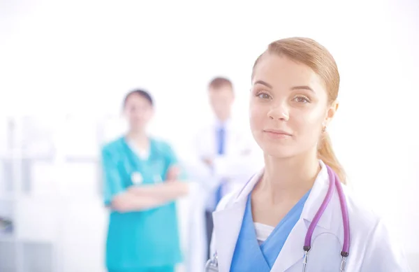 Atractiva doctora delante del grupo médico. — Foto de Stock