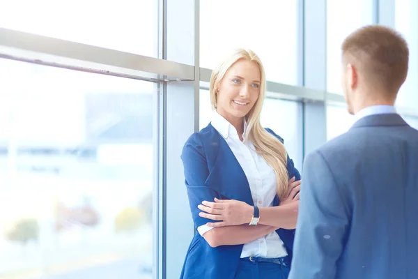 Twee succesvolle zakenmensen schudden handen met elkaar. Twee succesvolle zakenmensen — Stockfoto