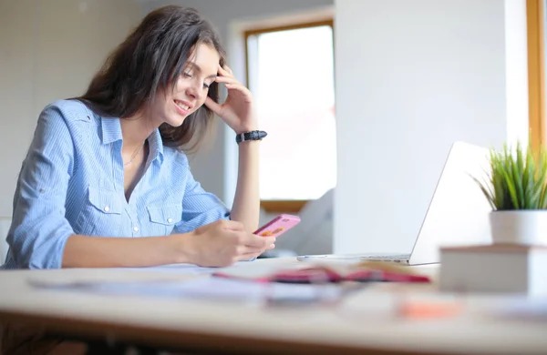 Belle jeune femme d'affaires assise au bureau et parlant sur un téléphone portable. Femme d'affaires — Photo