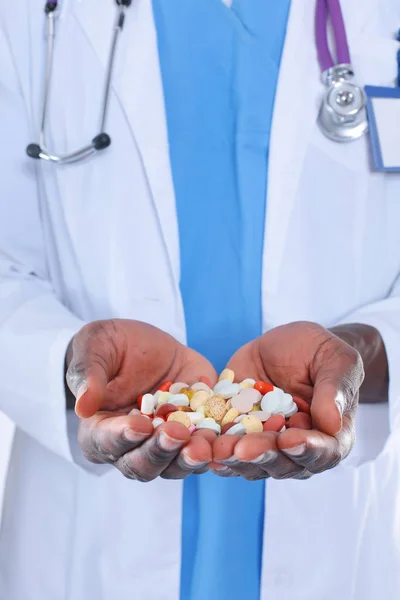 Piller i en hand isolerad på vit bakgrund. Doktorn. P-piller — Stockfoto