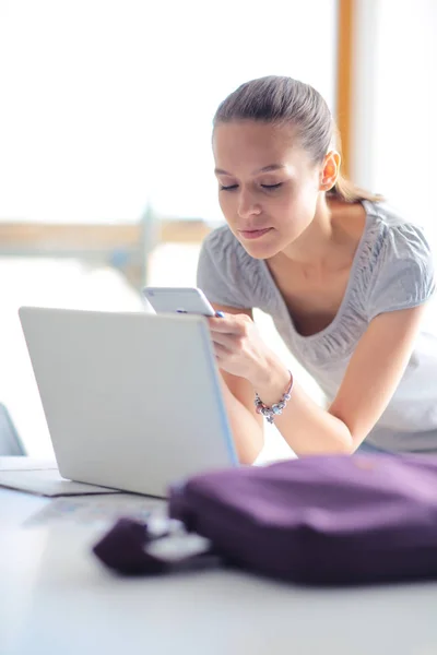 Kvinnan användning av mobiltelefon i universitet. Studerande kvinna — Stockfoto