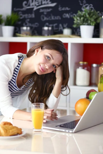 Ritratto di una bella donna che regge un bicchiere con del succo saporito. Ritratto di una bella donna — Foto Stock