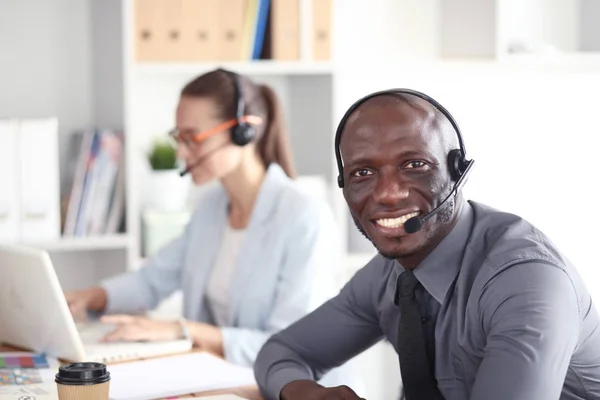 Portret van een Afro-Amerikaanse jonge zakenman met headset. — Stockfoto