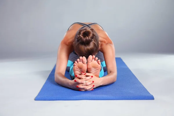 Potret gadis olahraga melakukan latihan yoga peregangan. yoga — Stok Foto