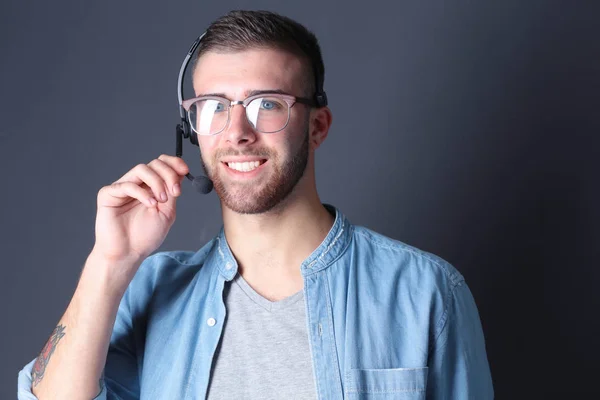 Porträt eines jungen Mannes mit Mikrofon. Call-Center-Assistent. Helpdesk-Mitarbeiter. — Stockfoto