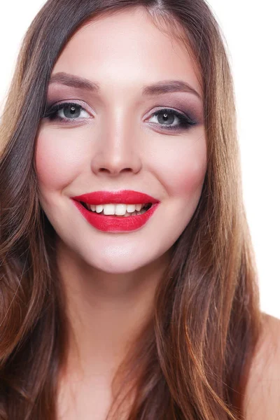 Retrato de bela jovem. Isolado em fundo branco. Mulher bonita — Fotografia de Stock