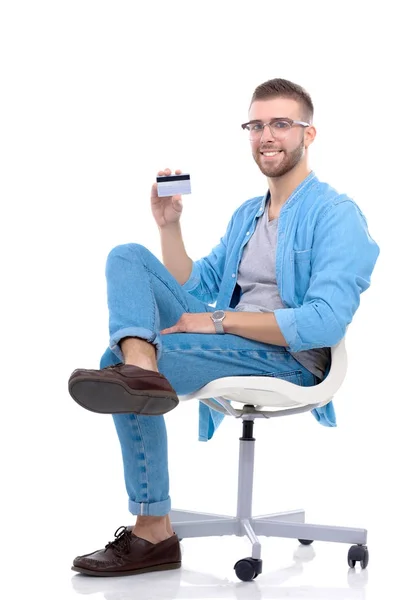 Giovane seduto sulla sedia e in possesso di carta di credito. Startupper. Giovane imprenditore . — Foto Stock