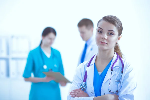 Attractive female doctor in front of medical group. — Stock Photo, Image