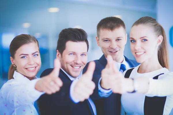 Equipa de negócios feliz a mostrar os polegares no escritório. Equipe de negócios feliz — Fotografia de Stock