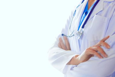 Hastanedeki beyaz önlüklü genç kadın portresi.