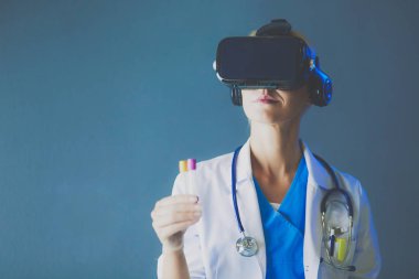 Sanal gerçeklik gözlüğü takan kadın doktor beyaz arka planda izole edilmiş.